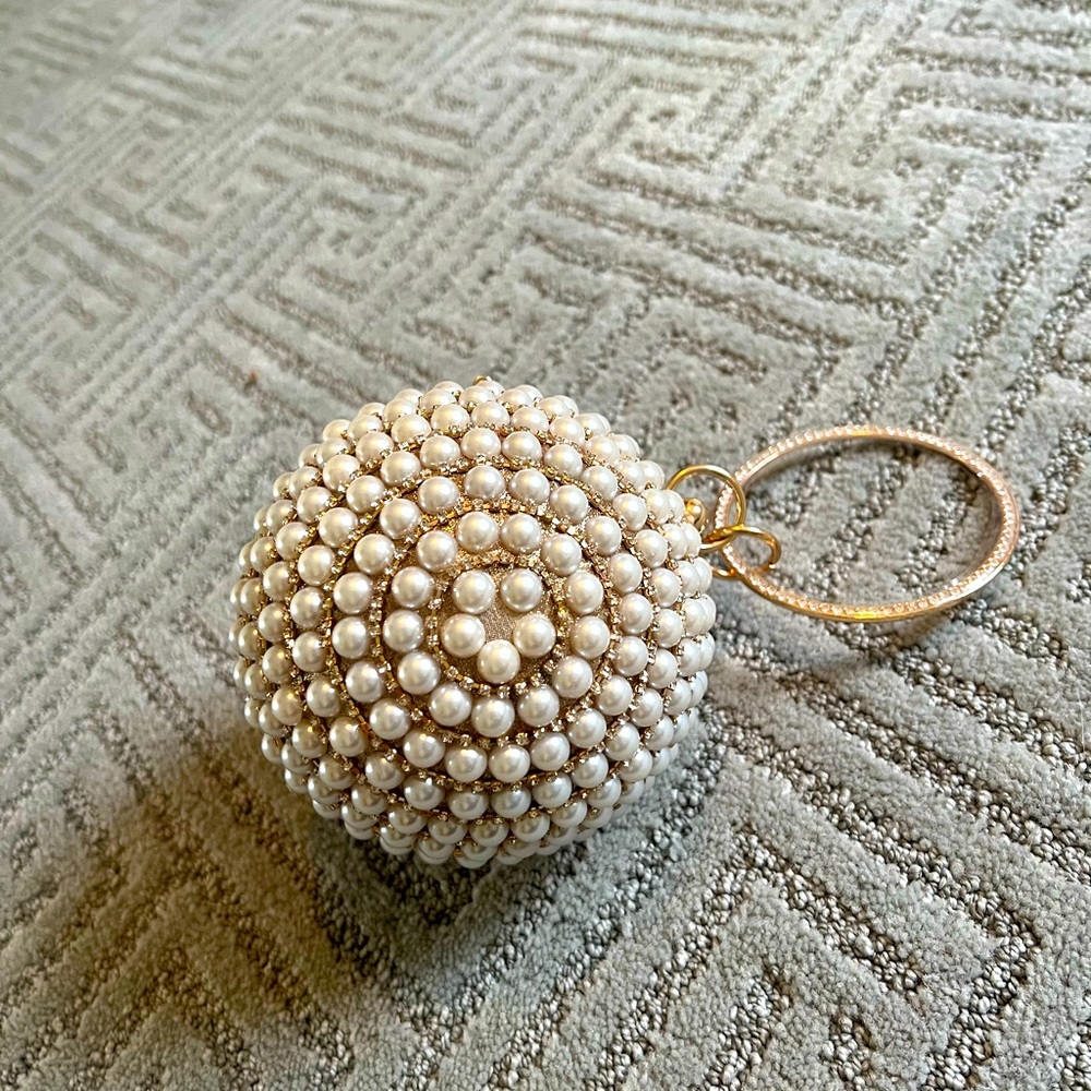 Round Clutch with pearls